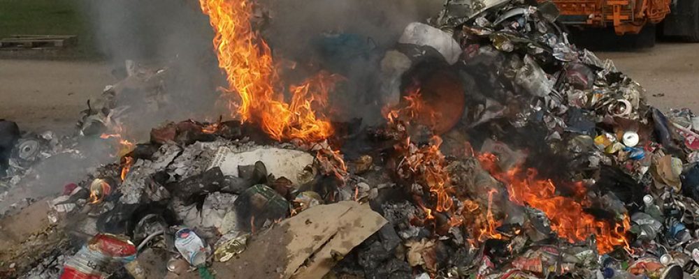 Nur entleerte Verpackungen aus Metall in Dosencontainer