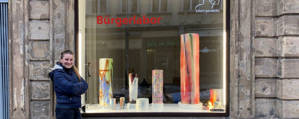 Bunte Säulen im Kunstfenster