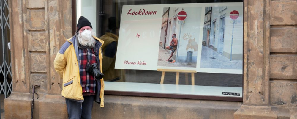 Werner Kohn bestückt das Kunstfenster