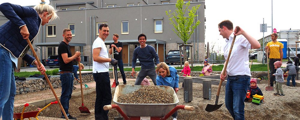 Gemeinsame Aktion am Spielplatz