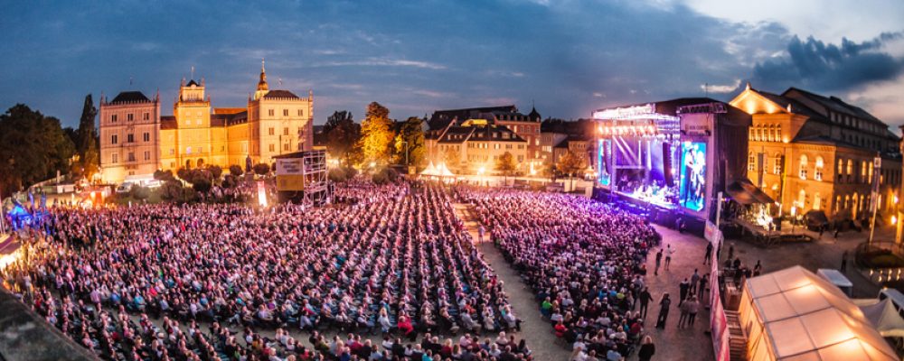 Trettmann und Dieter Thomas Kuhn & Band auf dem Schlossplatz in Coburg