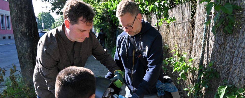 Kinder der Rupprechtschule befreien Wege von Zigarettenstummeln & Co.