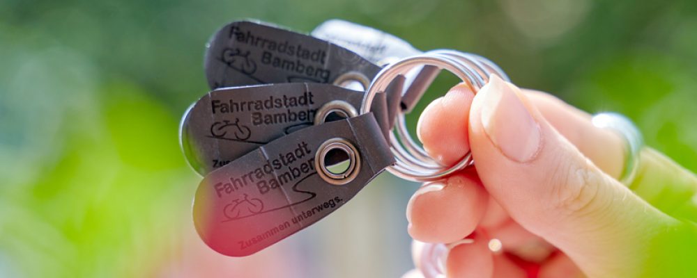 Zeichen für die Fahrradstadt: Schlüsselanhänger aus recycelten Fahrradschläuchen