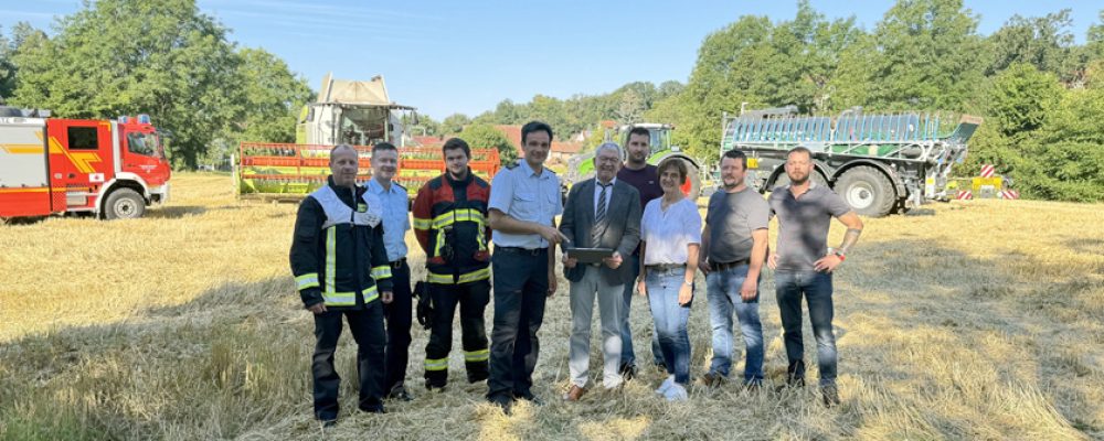 Landwirte und Feuerwehr Hand in Hand