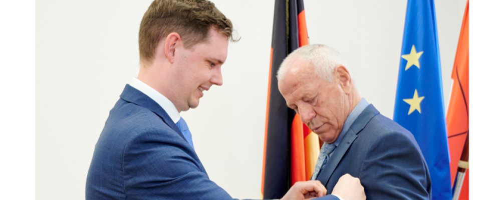 Verdienstmedaille für 56 Jahre Engagement bei der Post